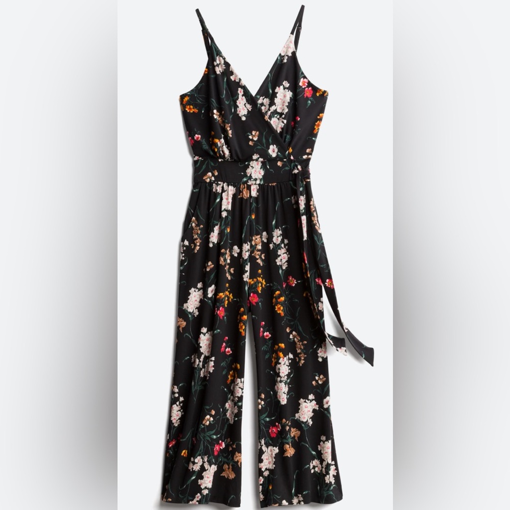Has POCKETS y’all! Stretchy, black floral cropped wide leg jumpsuit, size M